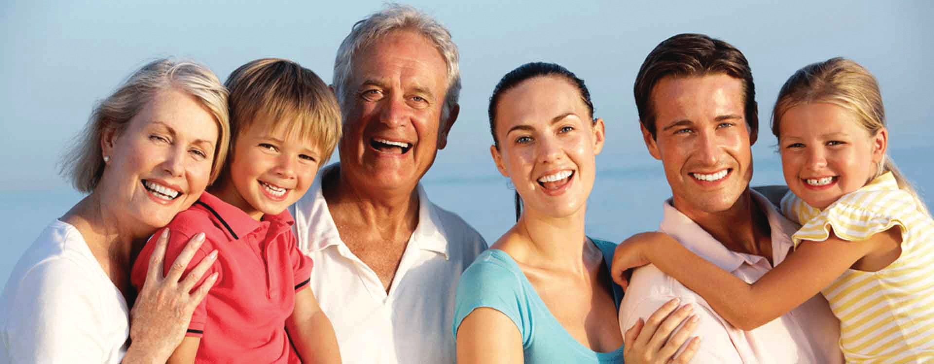 Famille heureuse dans notre clinique dentaire
